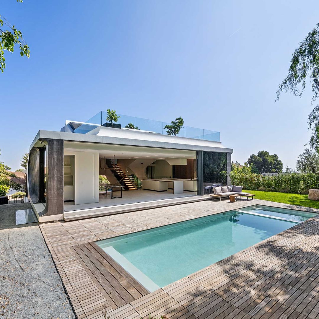 an-open-swimming-pool-is-in-the-backyard-of-a-home-SRNTQ4N.jpg an-open-swimming-pool-is-in-the-backyard-of-a-home-SRNTQ4N.jpg